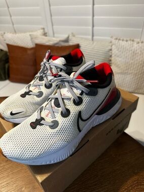 EXCELLENT CONDITION- NIKE RENEW RUN - GRADE SCHOOL SIZE 7- UNIVERSITY RED